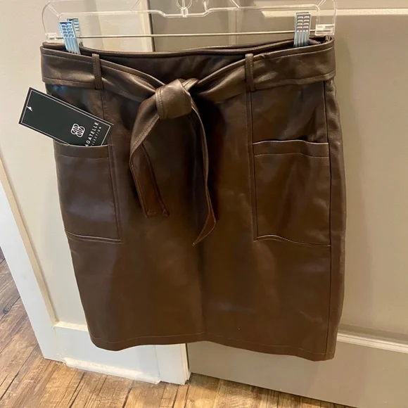 Bagatelle Chocolate Faux Leather straight 22" Skirt Lined Side Zip&Belt SZ 6 NWT - Picture 2 of 6